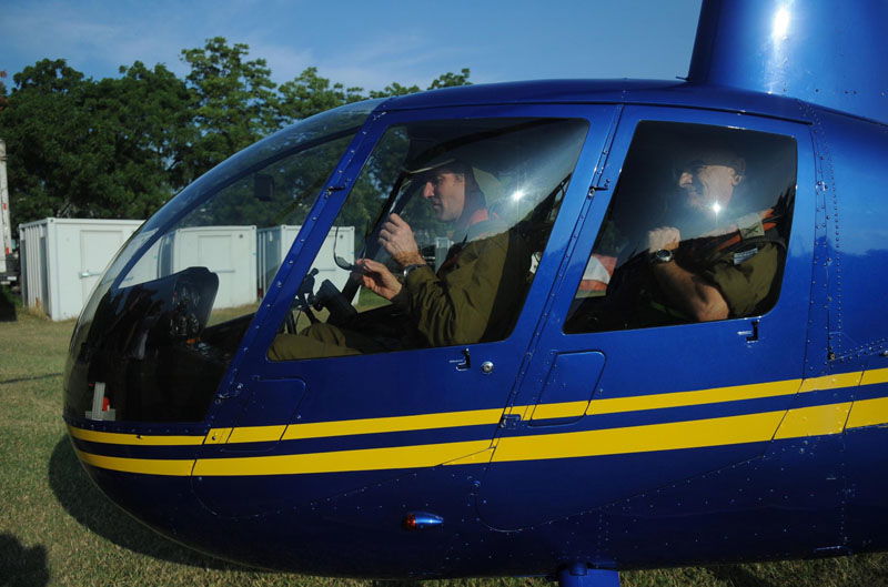 מפקד פיקוד העורף, אלוף יאיר גולן, ומפקד משלחת הסיוע של צה"ל בהאיטי, תת-אלוף שלום בן אריה יצאו היום לטיסה בשמי העיר פורט או פרינס במסגרת סיור למידה שנערך לאלוף גולן