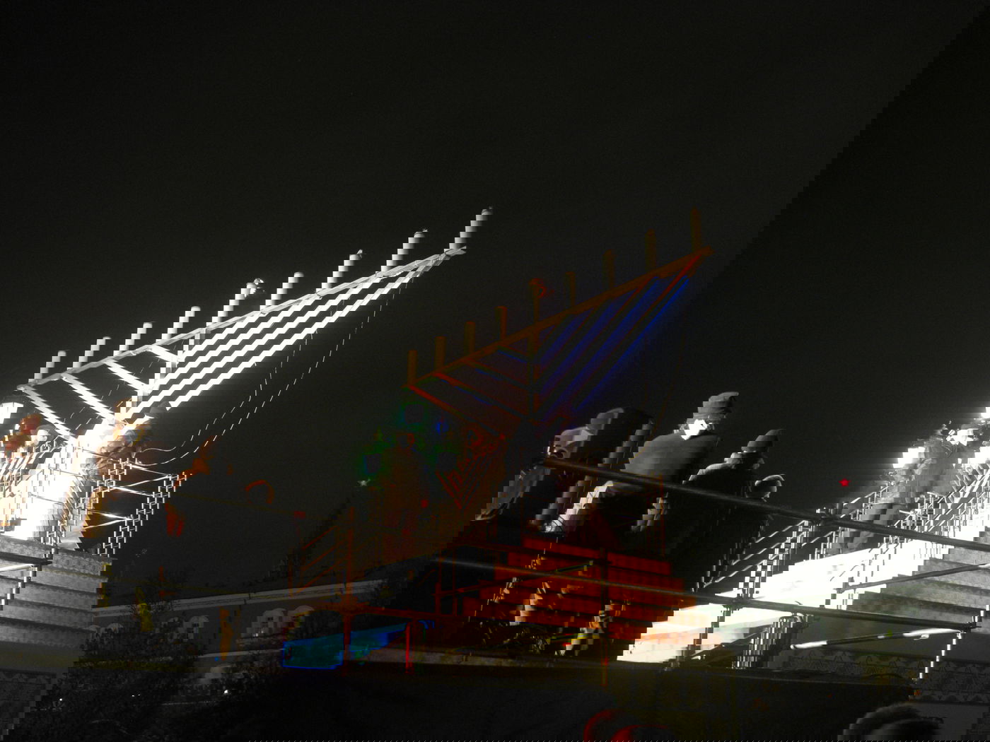 מרגש: חנוכיית ענק למרגלות הקרמלין