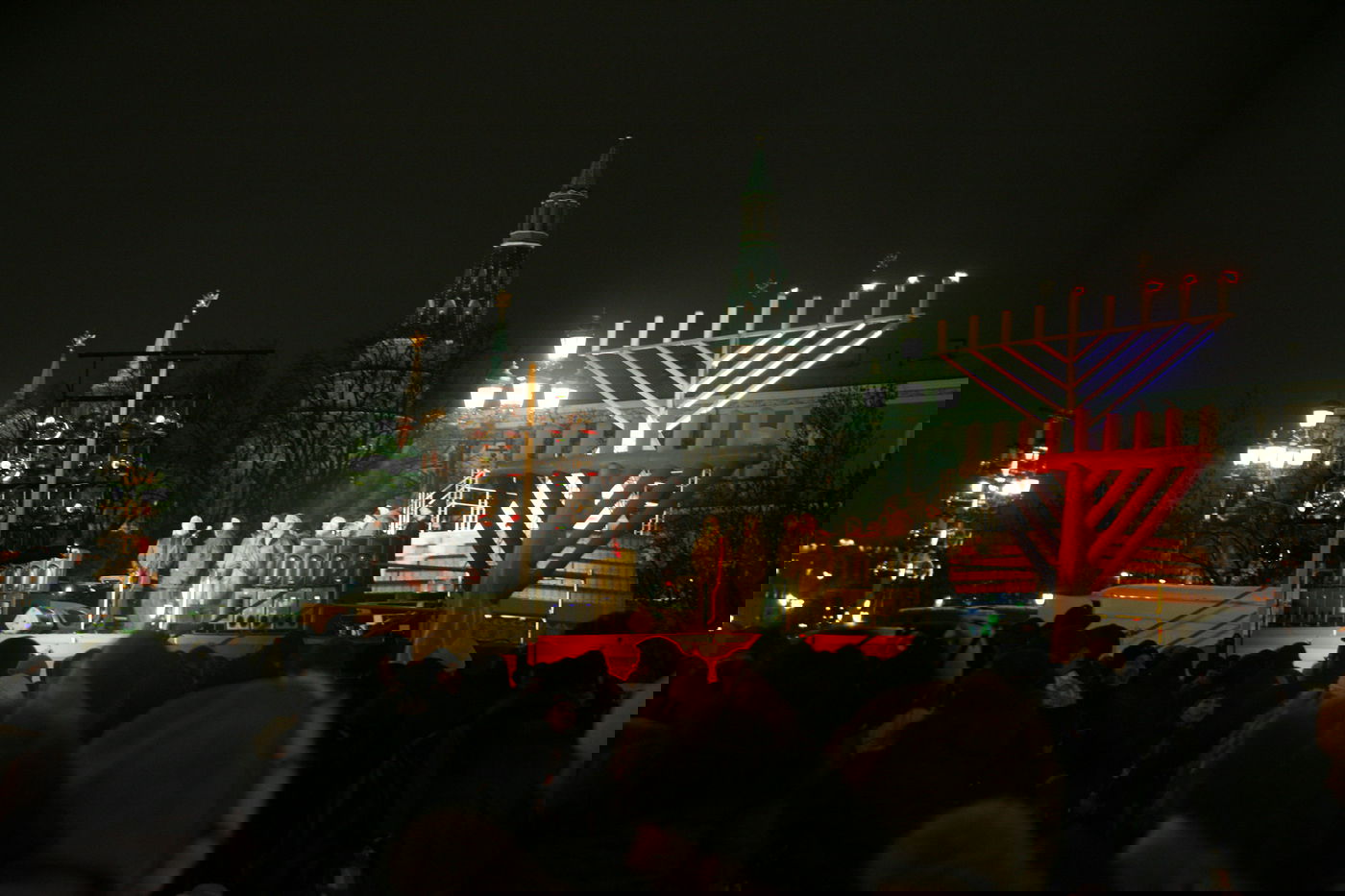 מרגש: חנוכיית ענק למרגלות הקרמלין