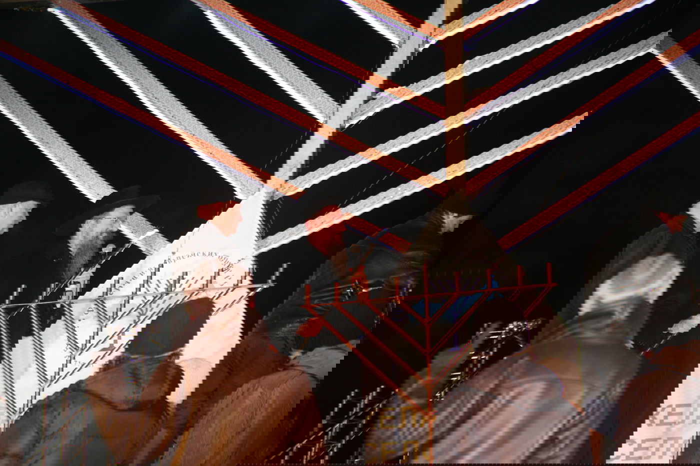 מרגש: חנוכיית ענק למרגלות הקרמלין