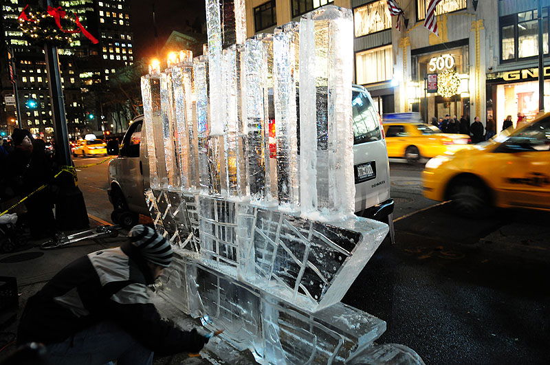 צפו בתמונות: כך עושים חנוכיה מקרח