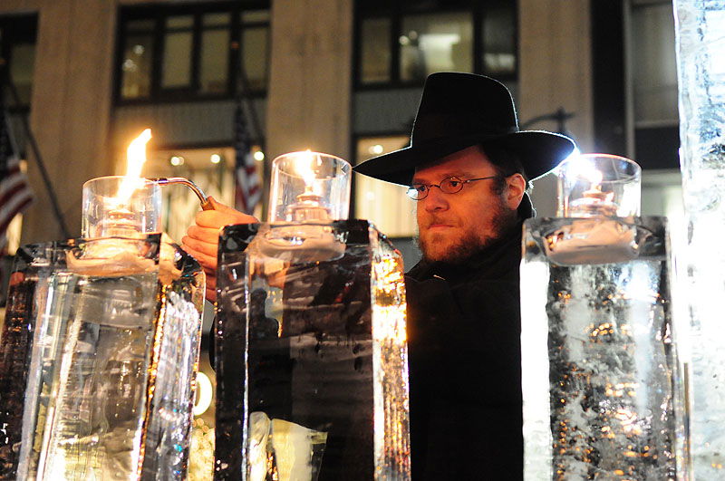 צפו בתמונות: כך עושים חנוכיה מקרח