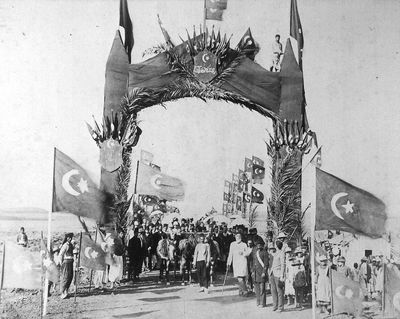 חנוכת גשר שרונה על מעבר מוסררה ב-1898, אחד מארבעה גשרים שנבנו למעבר פמלייתו של וילהלם השני בביקורו בארץ ישראל