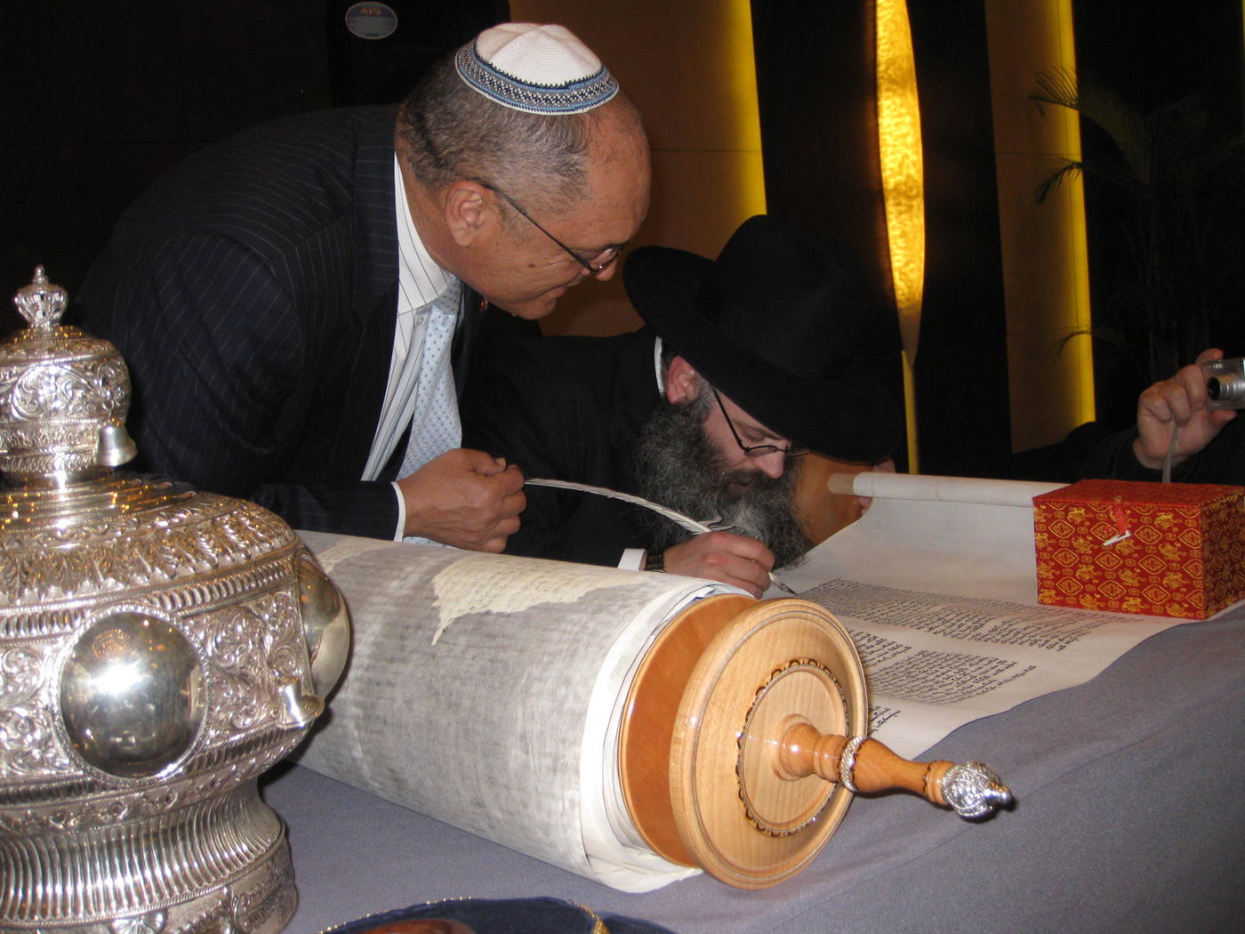 ביג´ין: הוכנס ספר-תורה לבית-חב"ד המקומי