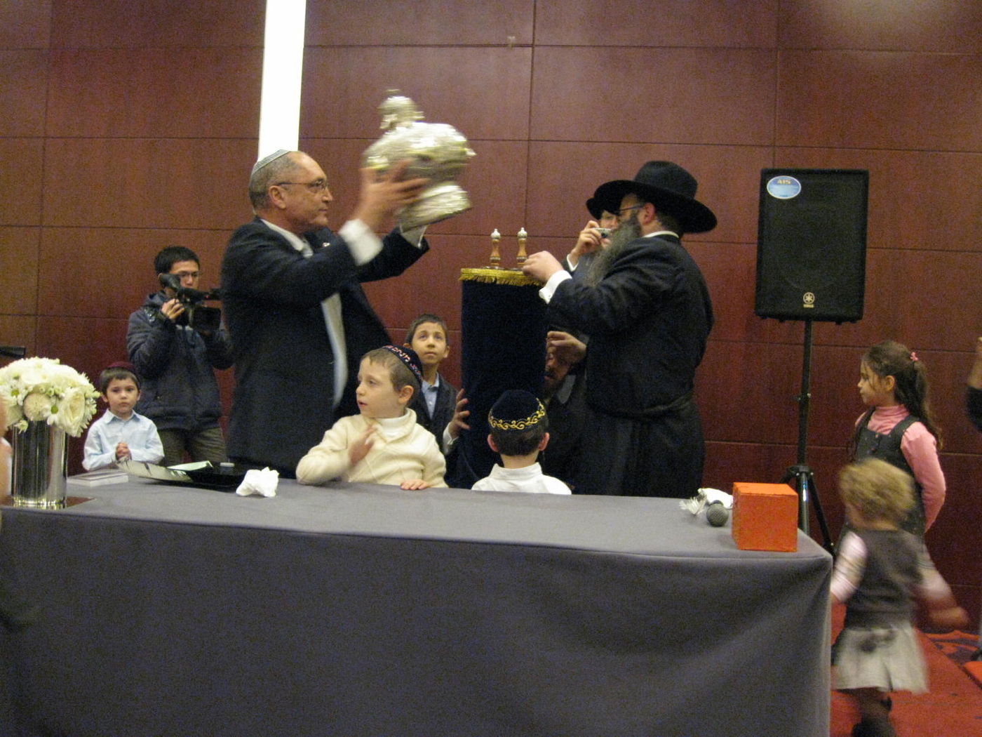 ביג´ין: הוכנס ספר-תורה לבית-חב"ד המקומי