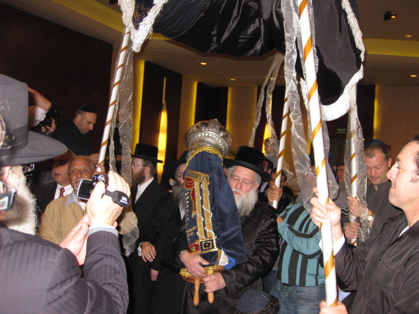 ביג´ין: הוכנס ספר-תורה לבית-חב"ד המקומי