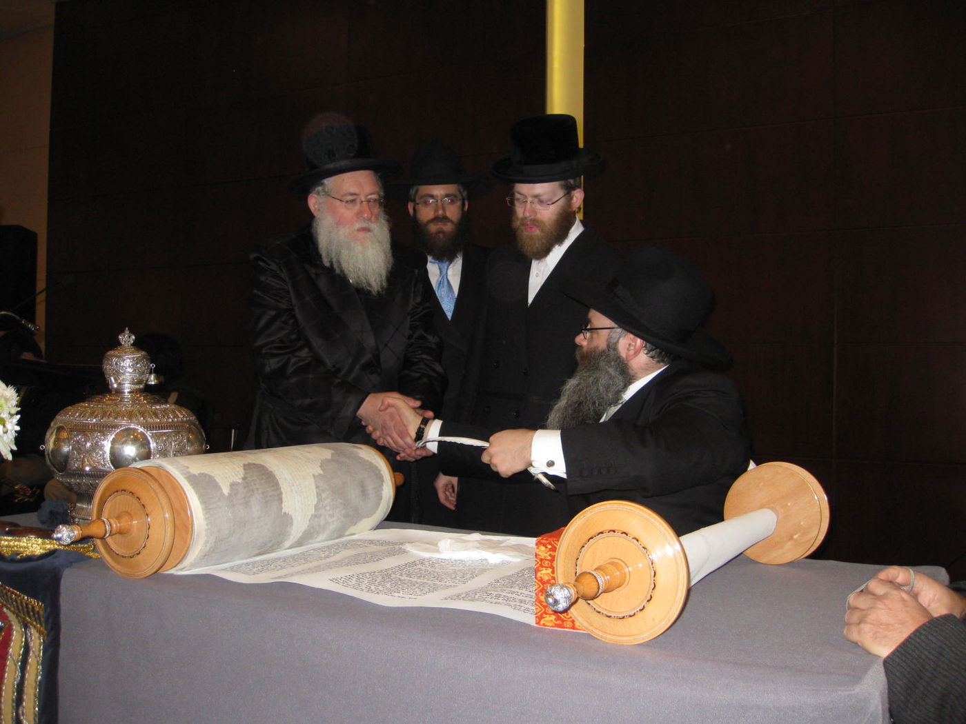 ביג´ין: הוכנס ספר-תורה לבית-חב"ד המקומי