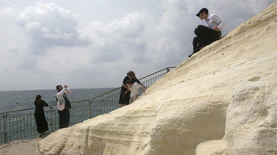 משפחה חרדית בראש הנקרה.