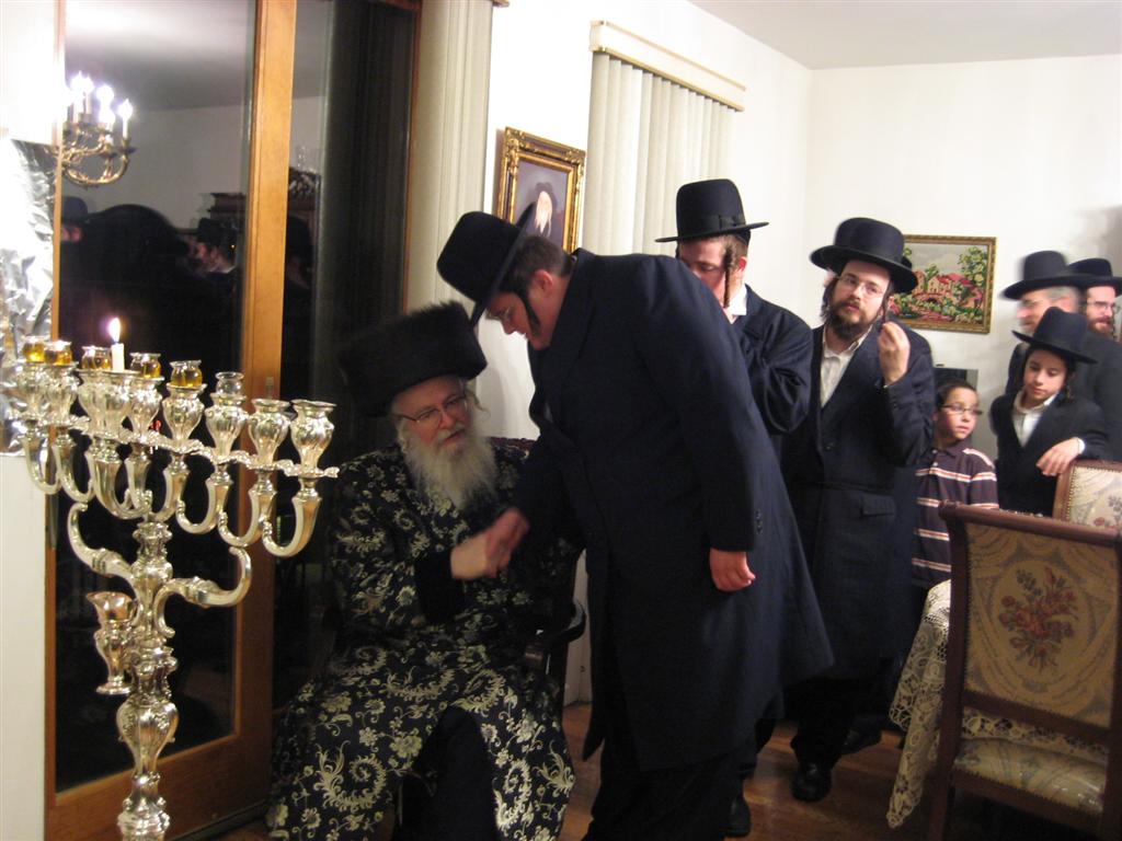 תמונות חג: הרב שיק מיבניאל מדליק