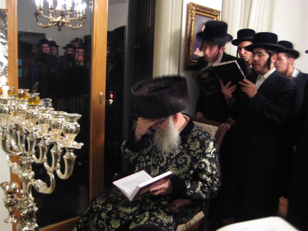 תמונות חג: הרב שיק מיבניאל מדליק