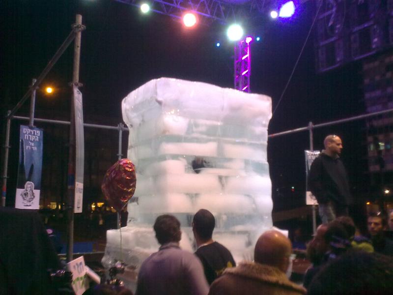 להסתכל לטירוף בעיניים: 'כיכר' בכי-קר