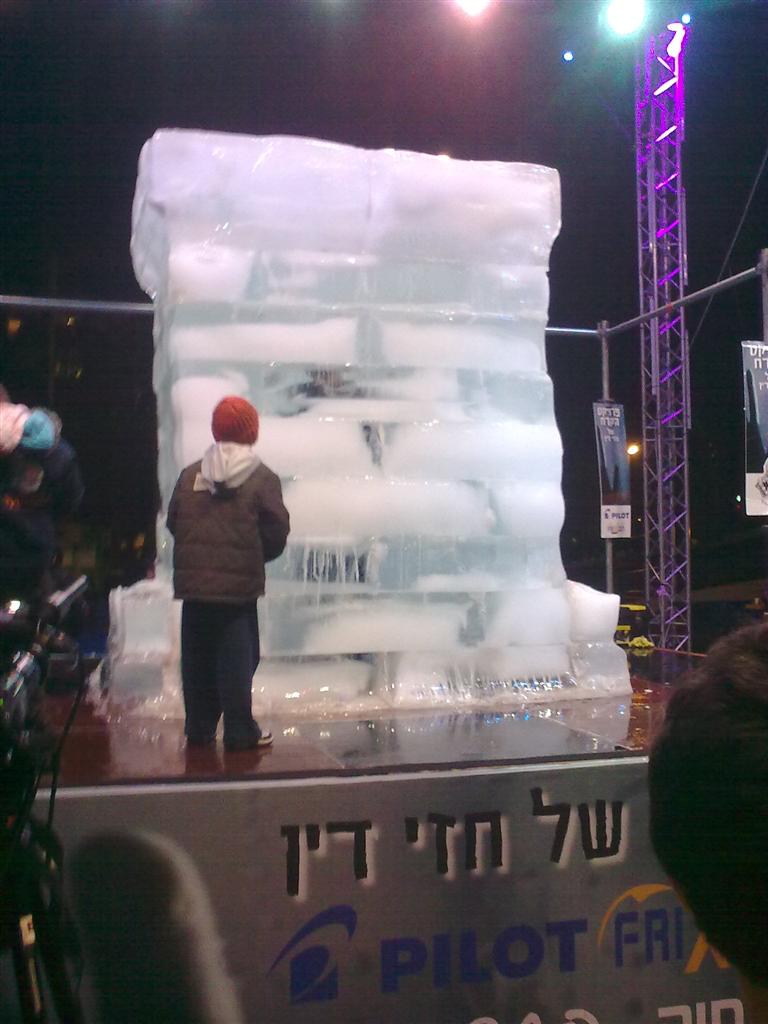 להסתכל לטירוף בעיניים: 'כיכר' בכי-קר