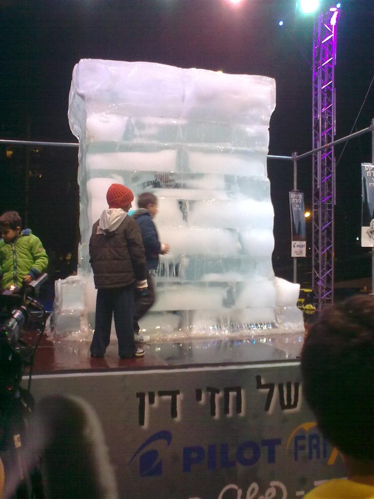 להסתכל לטירוף בעיניים: 'כיכר' בכי-קר