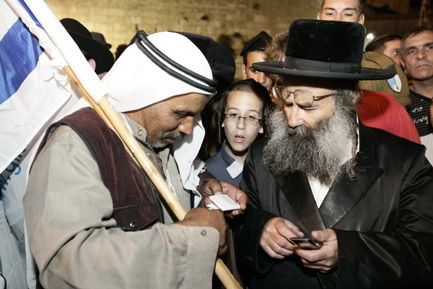 בין אלפי המתפללים: ערבי עם כאפייה