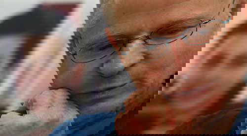 נועם שליט על רקע תמונת בנו