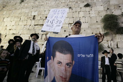 בין אלפי המתפללים: ערבי עם כאפייה