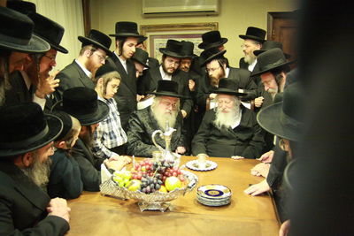 האדמו"ר מגור בביקור מיוחד בבית האדמו"ר ממונקאטש