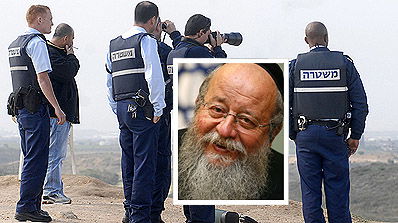 מוזס על רקע שוטרים. אילוסטרציה: פלאש 90