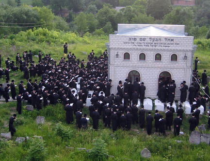 מאות נוהרים לקבר הבעל שם-טוב