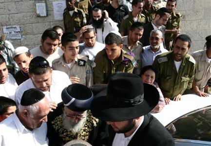 הגר"ע יוסף מכין חיילים לקראת יום הכיפורים