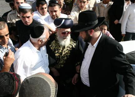 הגר"ע יוסף מכין חיילים לקראת יום הכיפורים