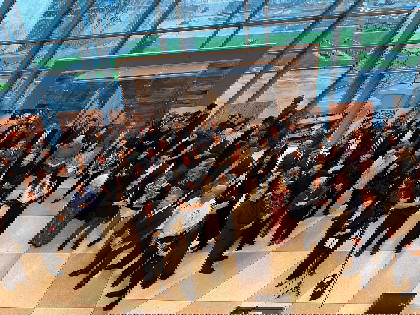 בכניסה לאו"ם: תערוכה המציגה את זוועות החמאס | צפו