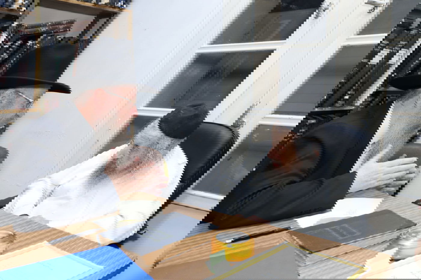 הגרח"א קאופמן במעונו של ראש הישיבה הגר"ד לנדו