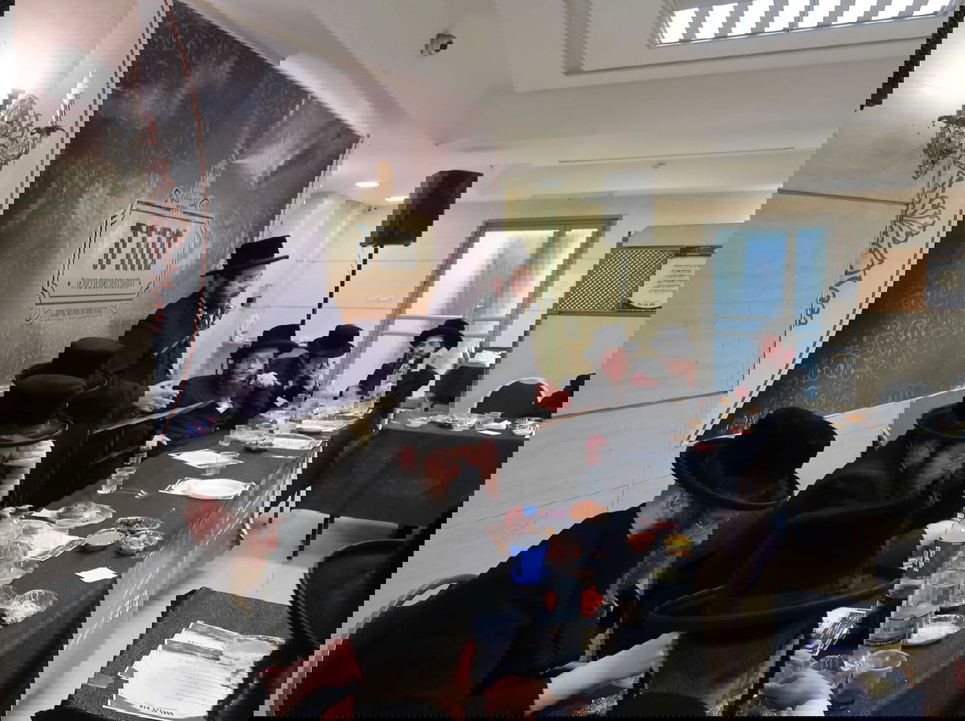 האברכים הצעירים התאספו לטכס עצה כדי להחיש ולקרב את זיווג חבריהם במהרה