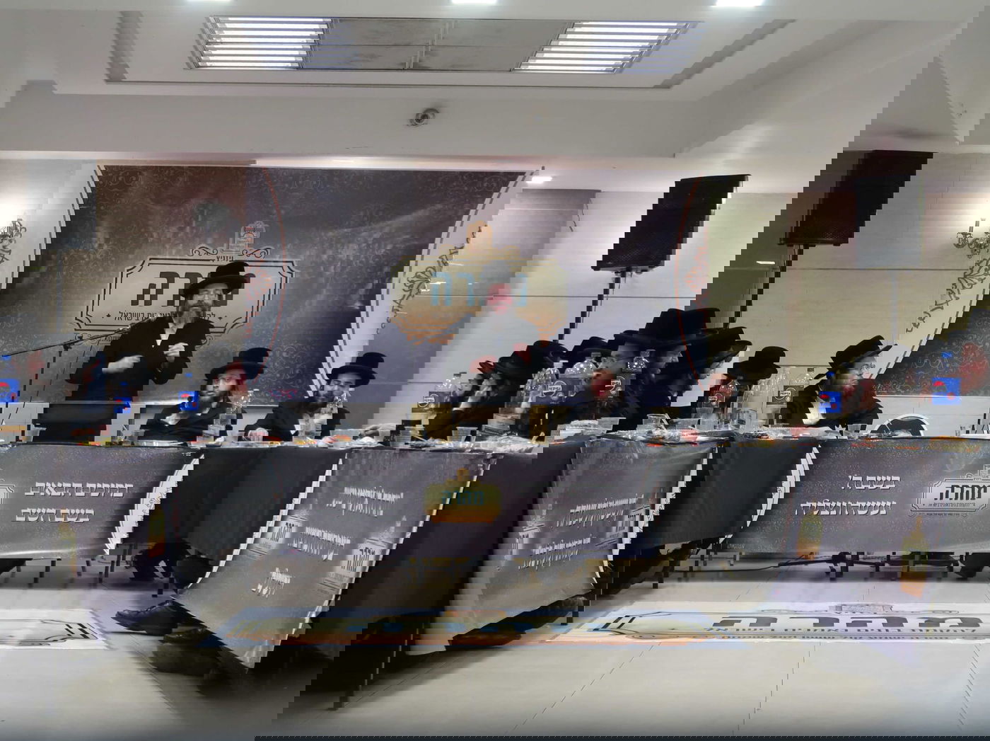 האברכים הצעירים התאספו לטכס עצה כדי להחיש ולקרב את זיווג חבריהם במהרה