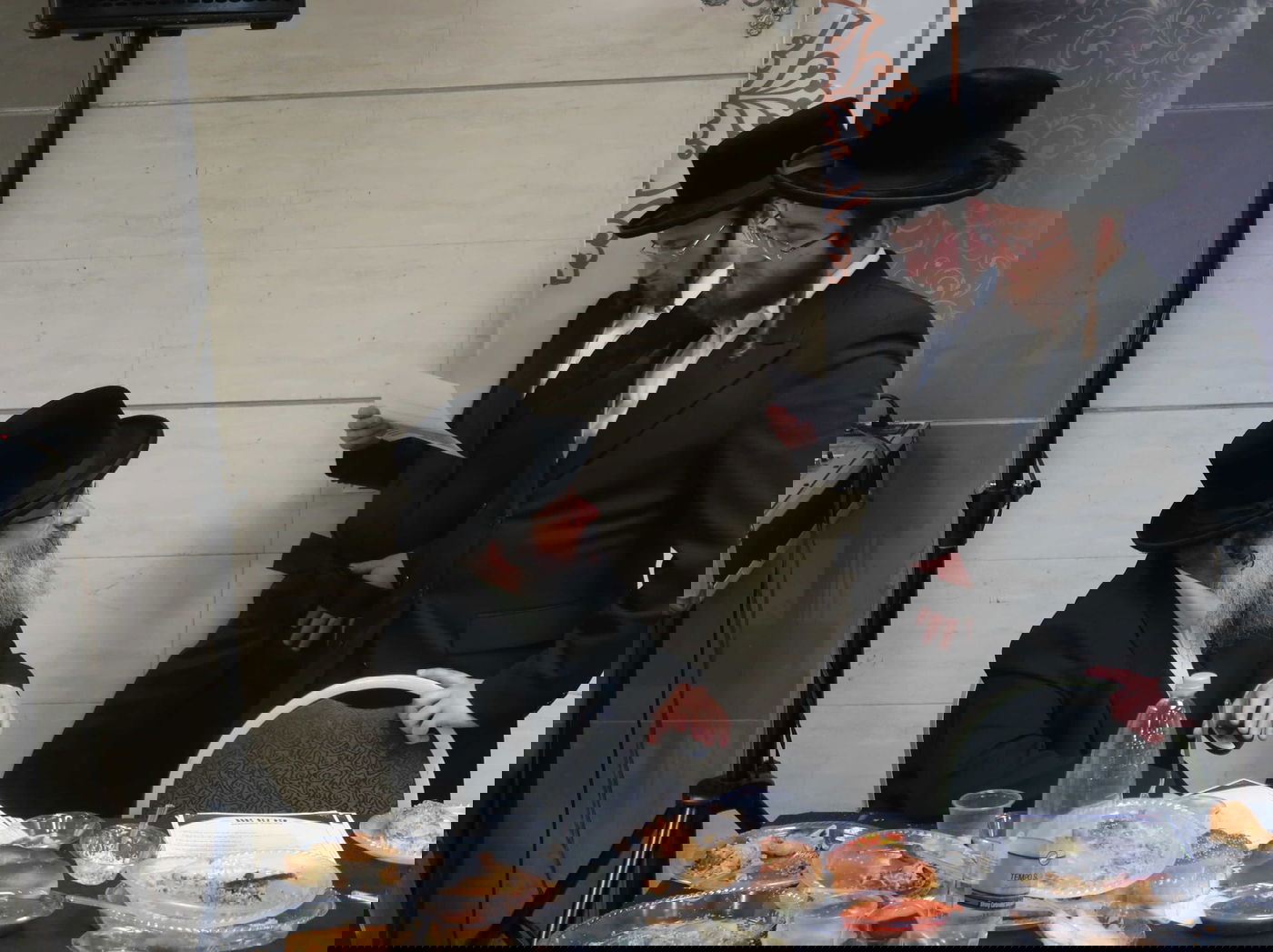 האברכים הצעירים התאספו לטכס עצה כדי להחיש ולקרב את זיווג חבריהם במהרה