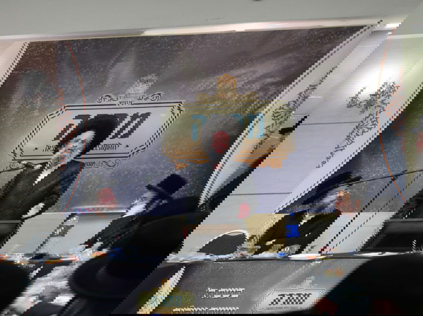 האברכים הצעירים התאספו לטכס עצה כדי להחיש ולקרב את זיווג חבריהם במהרה