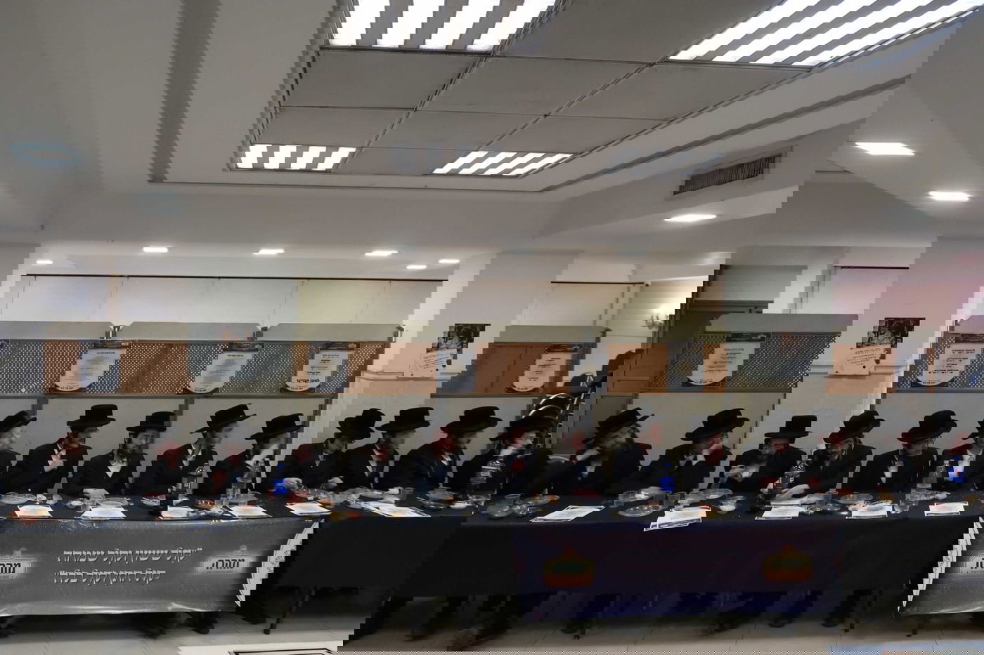 האברכים הצעירים התאספו לטכס עצה כדי להחיש ולקרב את זיווג חבריהם במהרה