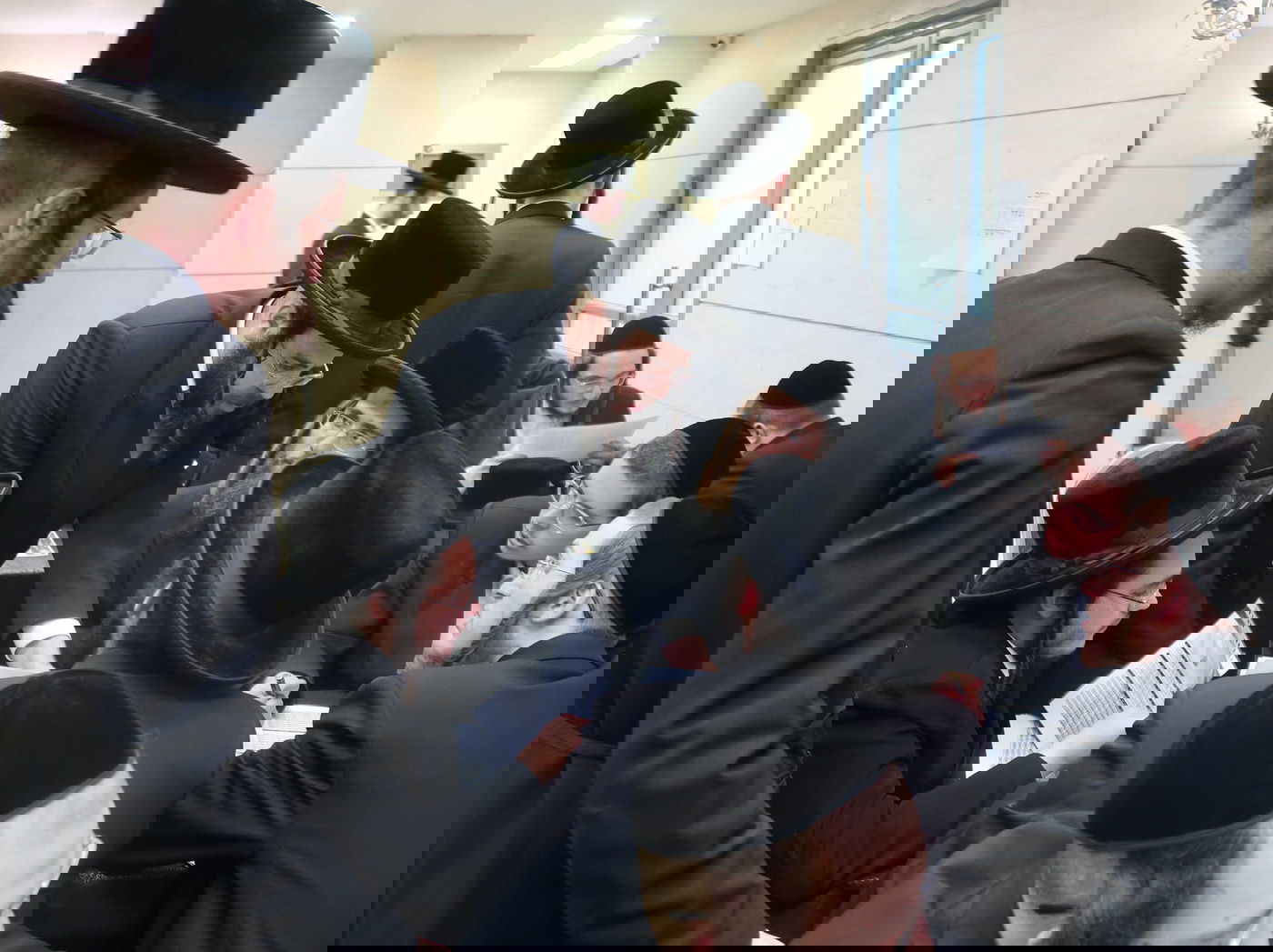 האברכים הצעירים התאספו לטכס עצה כדי להחיש ולקרב את זיווג חבריהם במהרה