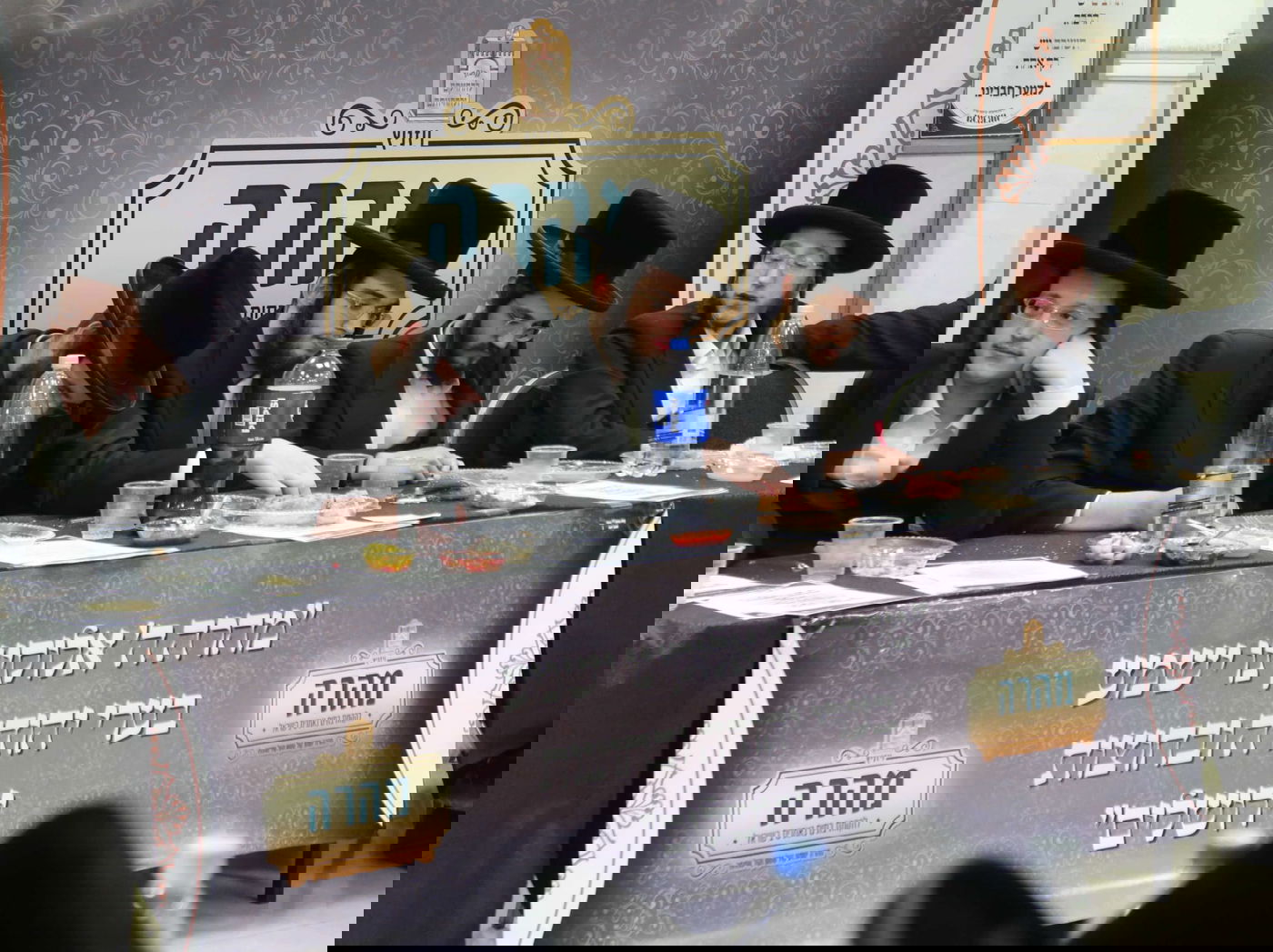 האברכים הצעירים התאספו לטכס עצה כדי להחיש ולקרב את זיווג חבריהם במהרה