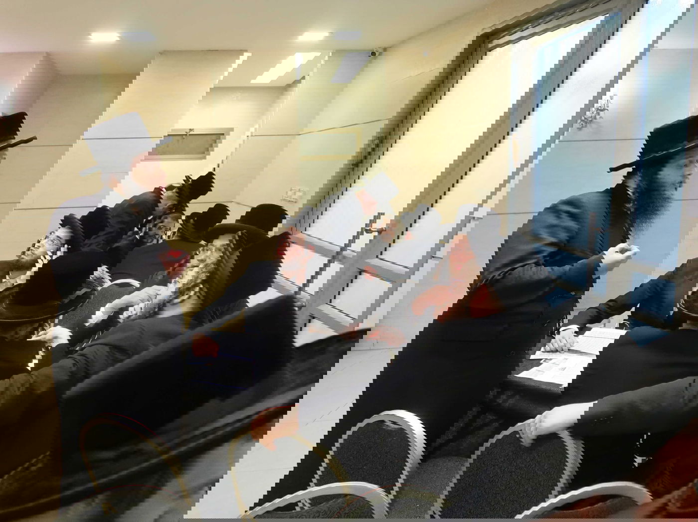 האברכים הצעירים התאספו לטכס עצה כדי להחיש ולקרב את זיווג חבריהם במהרה