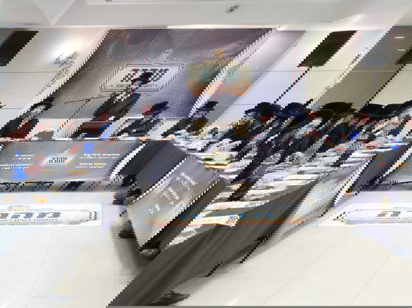 האברכים הצעירים התאספו לטכס עצה כדי להחיש ולקרב את זיווג חבריהם במהרה