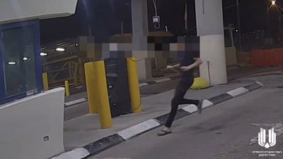 רץ אחוז אמוק עם סכין ביד; תיעוד דרמטי מהפיגוע הליליה