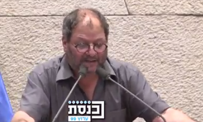 עופר כסיף האשים "פשע מלחמה!" - והוצא בכוח מהמליאה