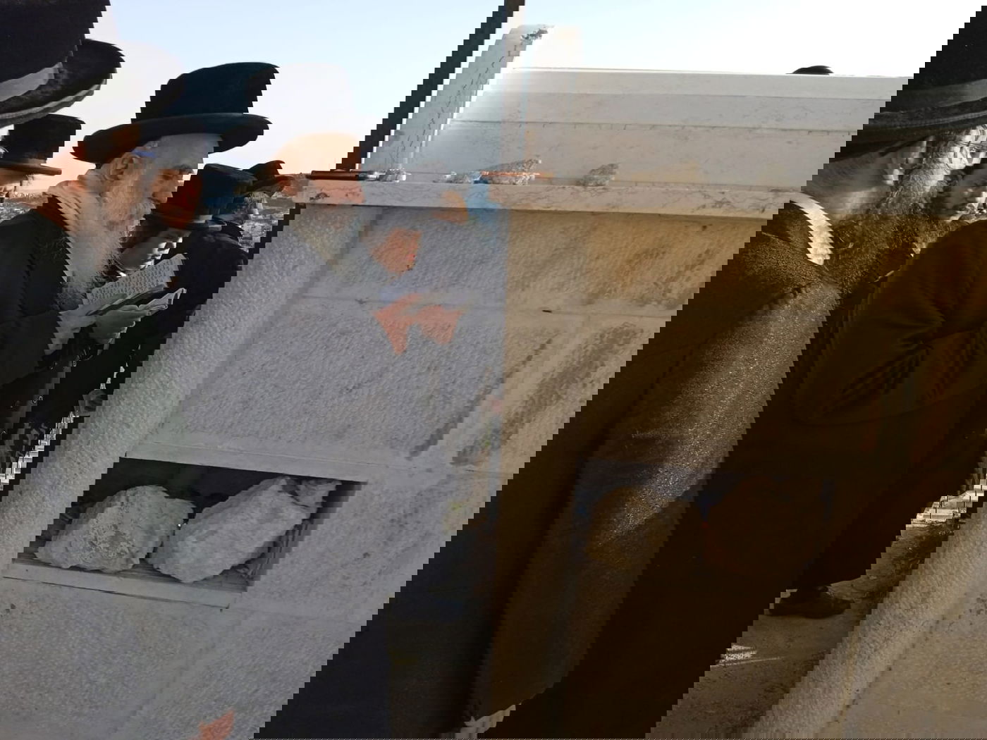 האדמו"ר מבוטושאן על ציון אביו בהר הזיתים