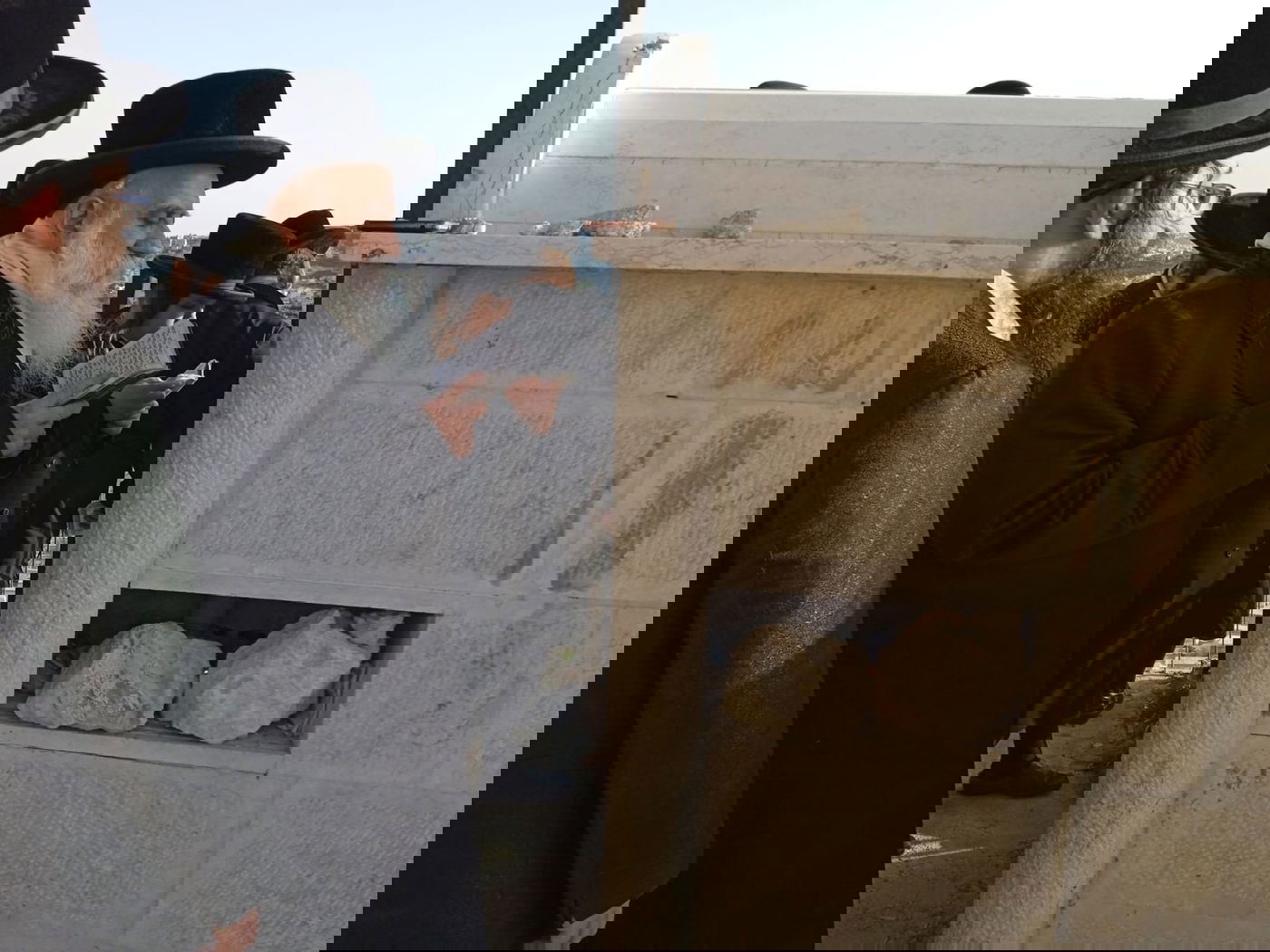 האדמו"ר מבוטושאן על ציון אביו בהר הזיתים