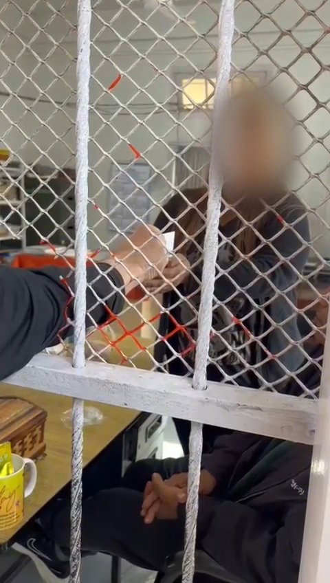 "הרי זה גיטך" | צפו ברגע מסירת הגט בתוך בית הכלא בבנגלדש