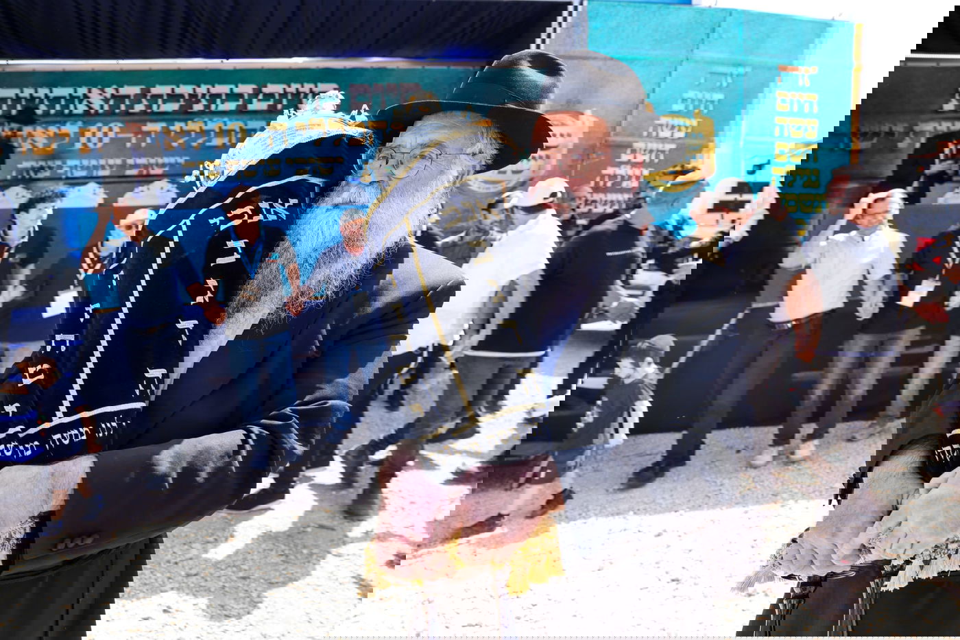 עם משפחות החטופים וההרוגים בשדה הקטל ברעים: מעמד מרגש של הכנסת ספר תורה | תיעוד מיוחד