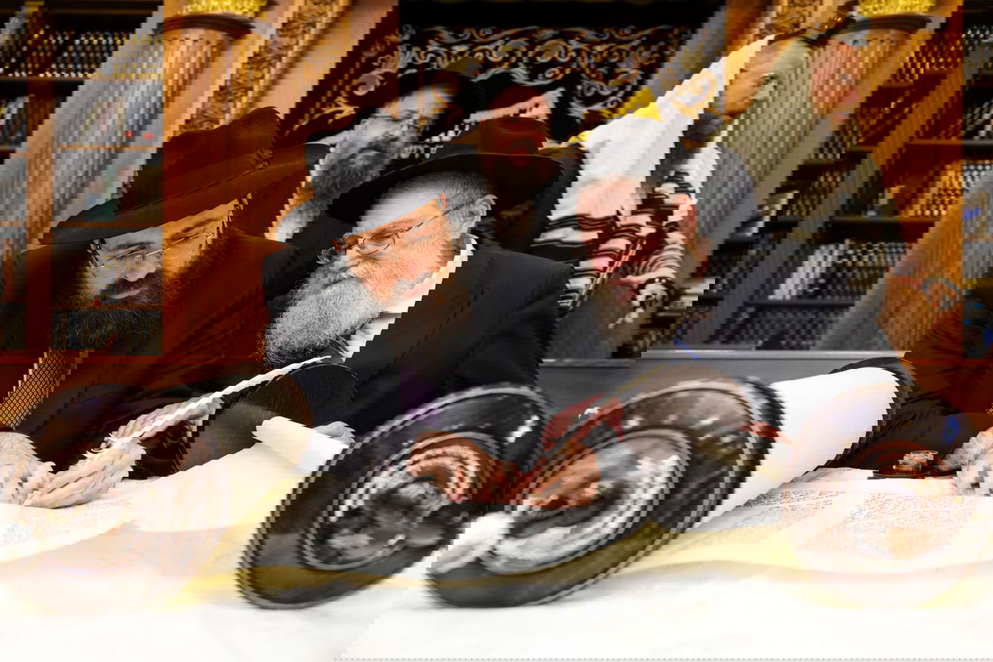 עם משפחות החטופים וההרוגים בשדה הקטל ברעים: מעמד מרגש של הכנסת ספר תורה | תיעוד מיוחד