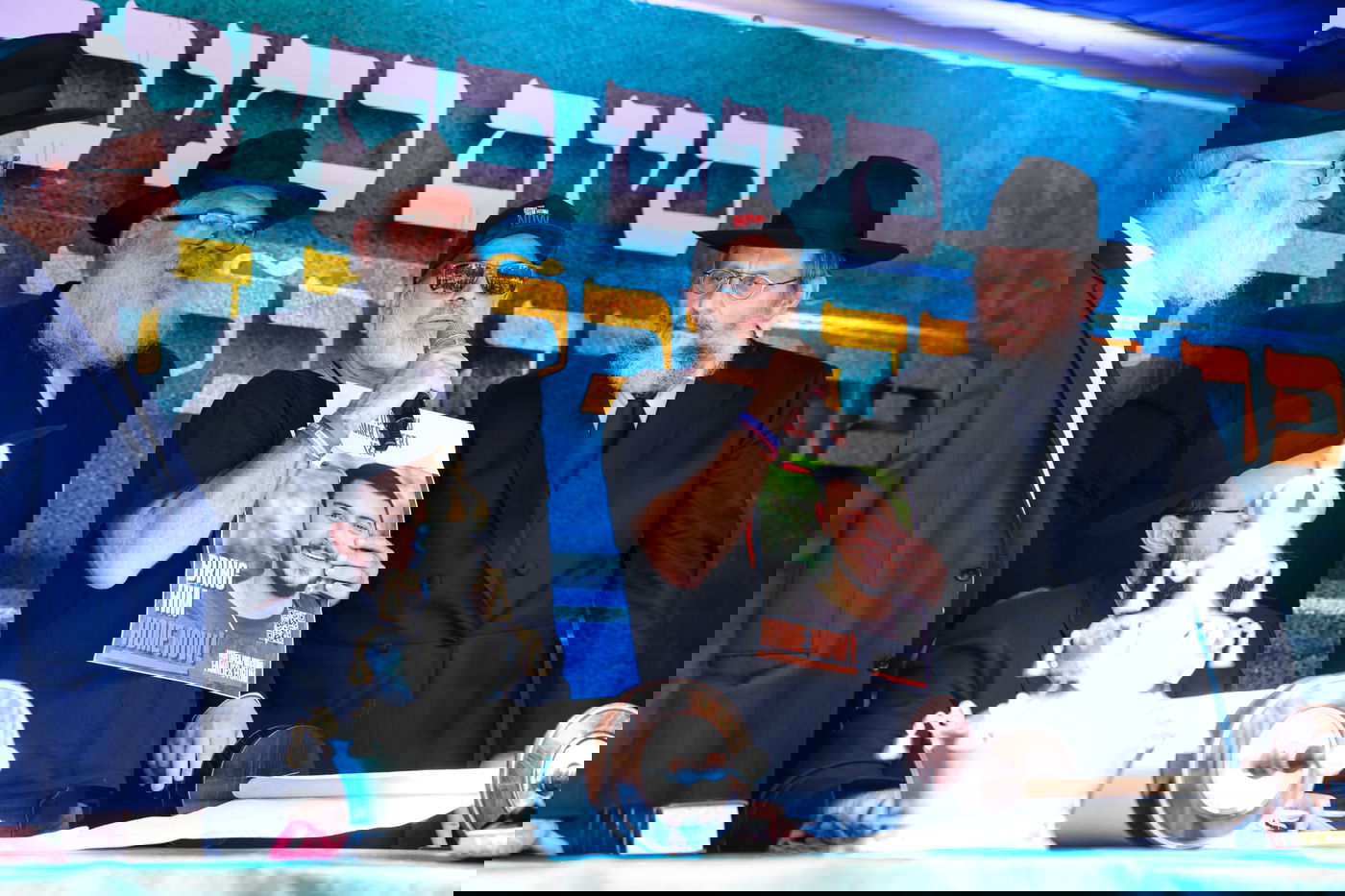 עם משפחות החטופים וההרוגים בשדה הקטל ברעים: מעמד מרגש של הכנסת ספר תורה | תיעוד מיוחד