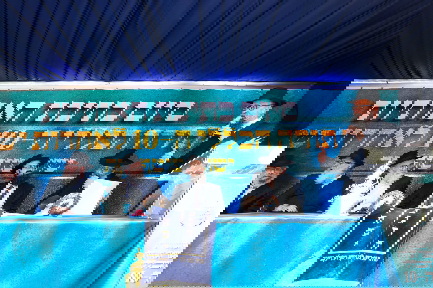 עם משפחות החטופים וההרוגים בשדה הקטל ברעים: מעמד מרגש של הכנסת ספר תורה | תיעוד מיוחד