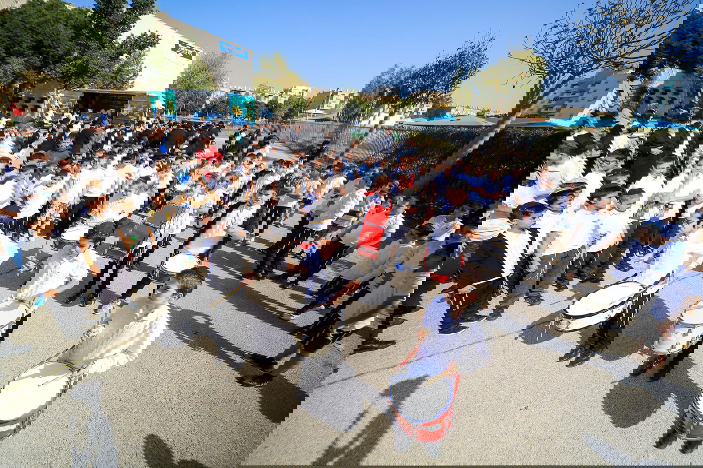 עם משפחות החטופים וההרוגים בשדה הקטל ברעים: מעמד מרגש של הכנסת ספר תורה | תיעוד מיוחד