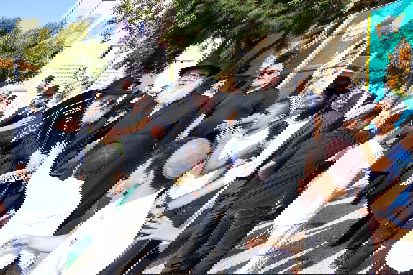 עם משפחות החטופים וההרוגים בשדה הקטל ברעים: מעמד מרגש של הכנסת ספר תורה | תיעוד מיוחד