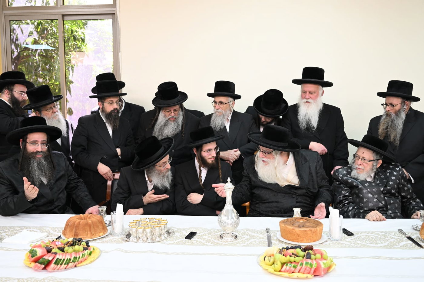 בבית האדמו"ר: החסידים חגגו את השידוך הסודי של הנכדה