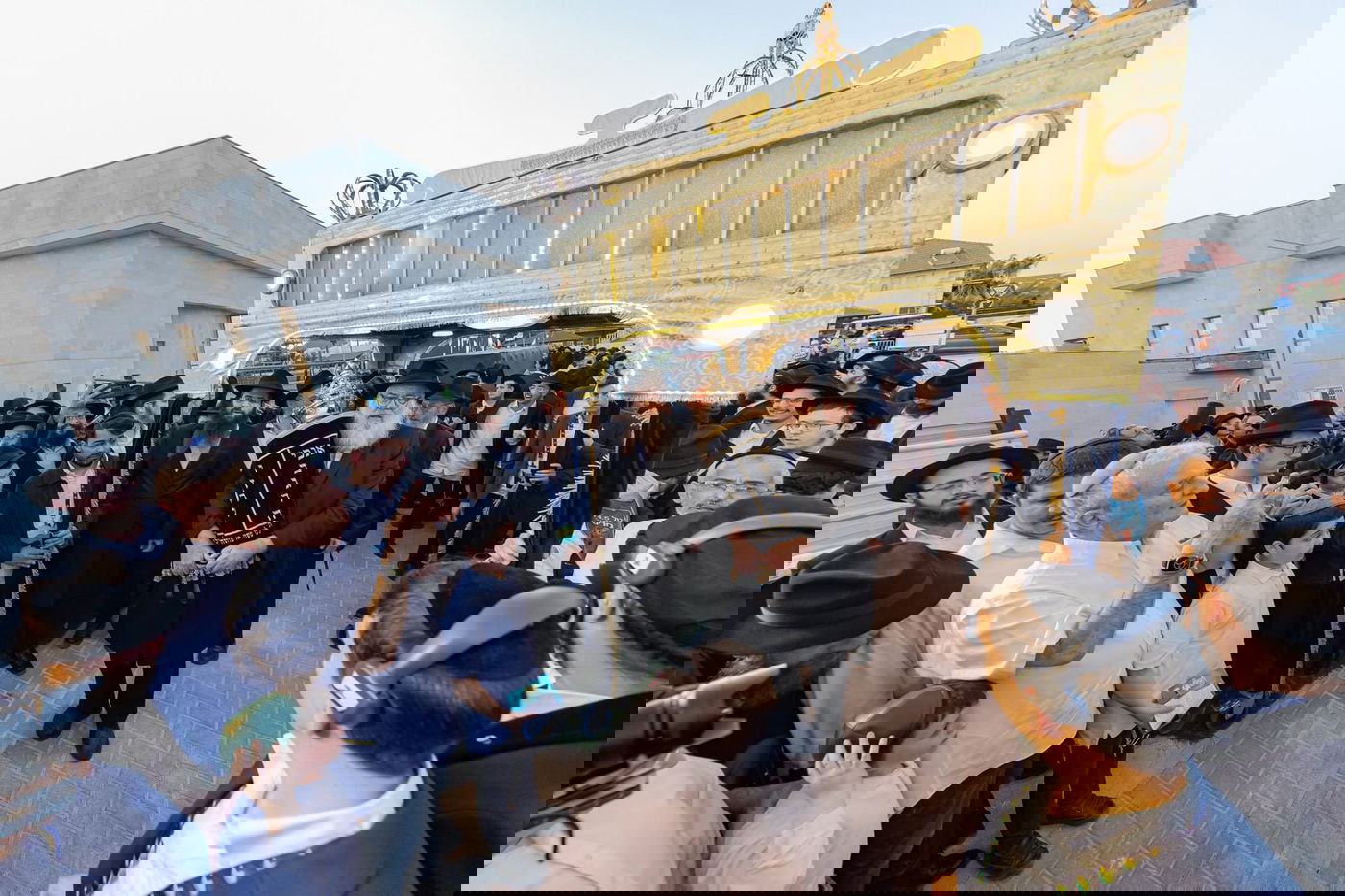 עם משפחות החטופים וההרוגים בשדה הקטל ברעים: מעמד מרגש של הכנסת ספר תורה | תיעוד מיוחד