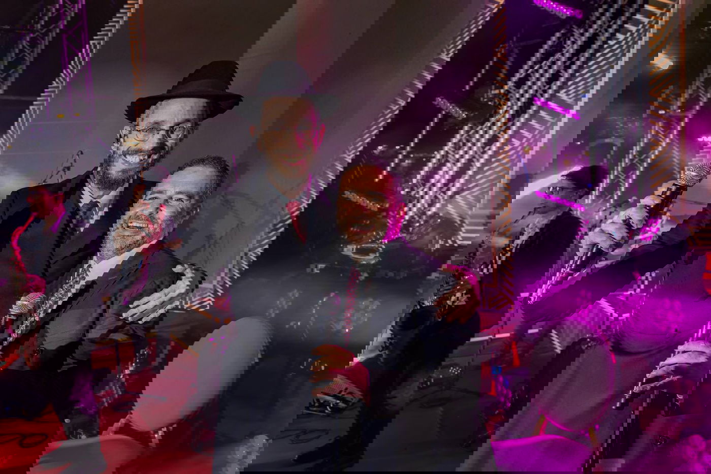 עם משפחות החטופים וההרוגים בשדה הקטל ברעים: מעמד מרגש של הכנסת ספר תורה | תיעוד מיוחד